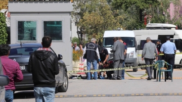 Двама атентатори самоубийци се взривиха по време на полицейска акция в Анкара