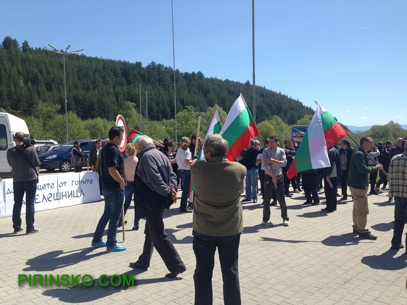 Жители от село Елешница с протест блокират пътя край Разлог