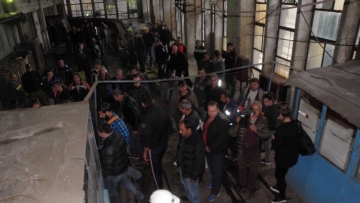 Напрежението в мини Бобов дол ескалира, миньорите щурмуваха управлението за заплатите си