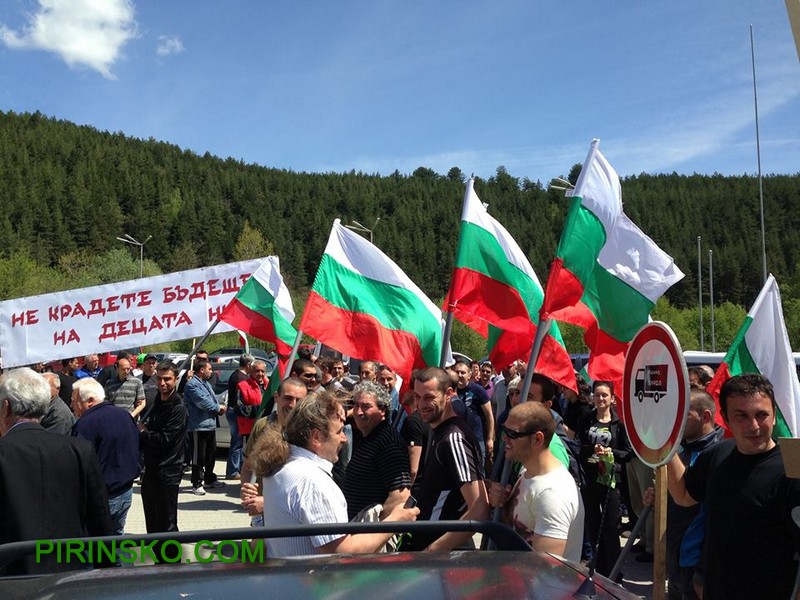 Полицията не разреши на протестиращите от с.Елешница да блокират главния път край Разлог