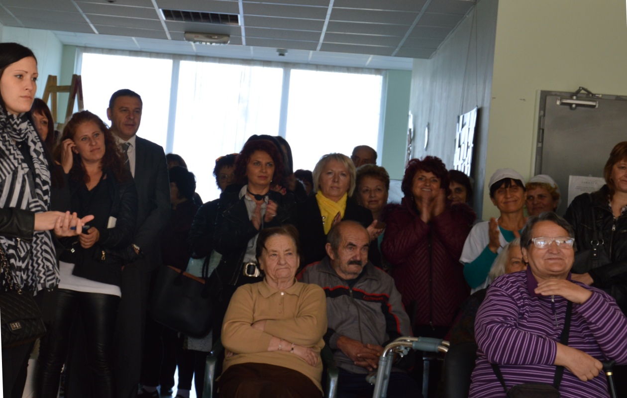 Кметът на община Благоевград д-р Атанас Камбитов поздрави потребителите в Дом за стари хора  Св. Петка