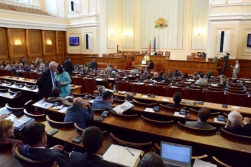 Депутатите прекъсват ваканцията си, за да вземат важни решения на извънредно заседание