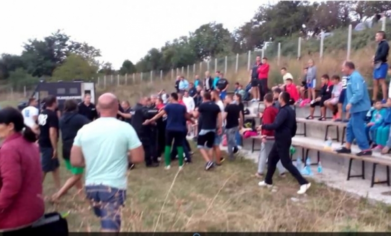 Екшън в благоевградско! Футболисти и фенове пребиха съперници по време на мач