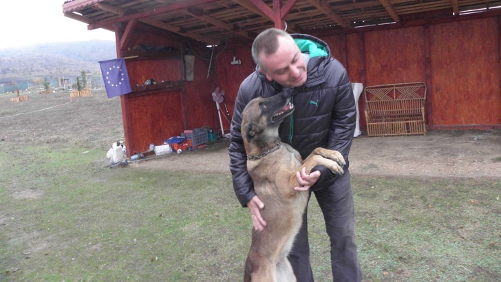 Благоевградчанин стана световен шампион в кинеложко състезание в Белгия с две кучета