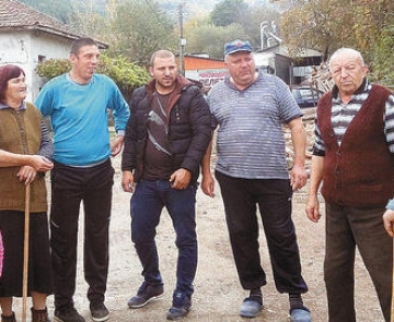 Жители на село Полена на протест срещу цех за пелети: До среднощ бълва прах, от шума не можем да спим, трупат дървен материал пред къщите ни...