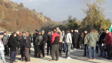 ЖИТЕЛИТЕ НА СЕЛО БУЧИНО НА БУНТ! Блокираха пътя за сметището на Благоевград