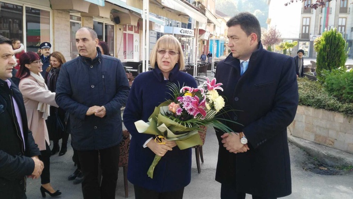 Цецка Цачева в Петрич: Ако получим доверието ви, ще ви го връщаме всеки ден