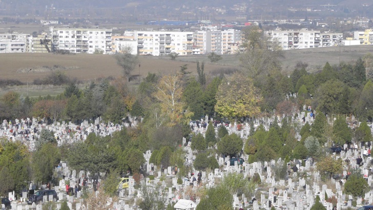 Хиляди се стекоха на двата гробищни парка в Благоевград, за да отдадат почит на починалите си близки на Архангелова задушница