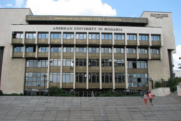 Президентът Плевнелиев ще поздрави абсолвентите от Американския университет в България