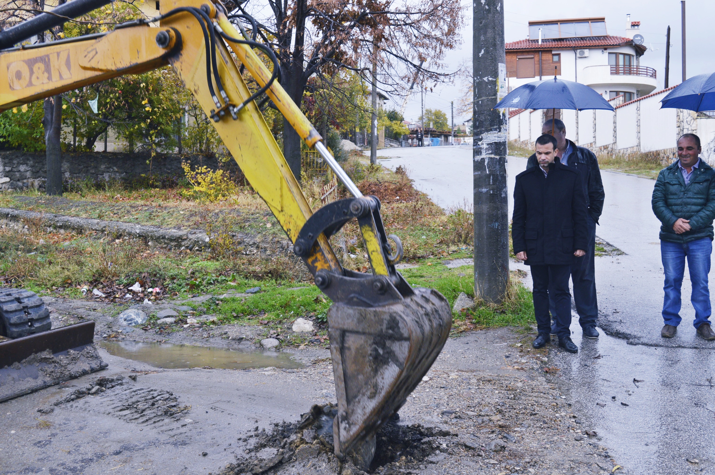 Кметът Кирил Котев направи първа копка за подмяна на канализационната и водопроводна система в село Джигурово снимка 1