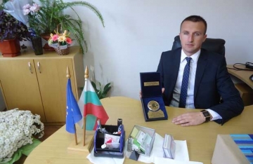 5 лелки от детските градини в Белица и Краище след слух за уволнение си взеха болнични, ядосан, кметът Р. Ревански обяви: Изпросиха си го!
