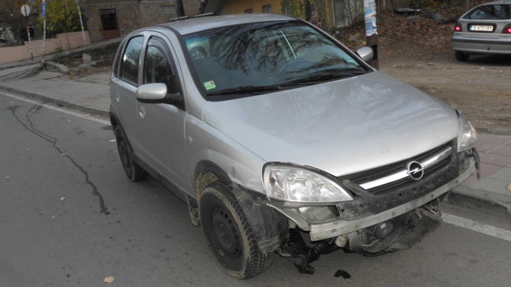 Изоставен е лек автомобил Опел, катастрофирал тази нощ в Благоевград