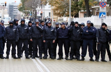 Службите в паника, шефовете треперят, подчинените се радват