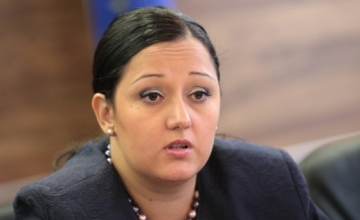 Лиляна Павлова: Програмата за саниране НЕ е спряна. Кметовете са уведомени временно да преустановят сключването на НОВИ договори, докато парламентът приеме бюджет 2017