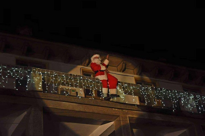 Грейнаха светлините на коледната елха в Петрич, Дядо Коледа пристигна по атрактивен начин