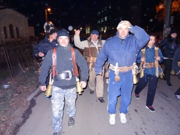 С мощен звън на чанове и тъпани сурвакарите от благоевградския кв.Струмско предвестиха Сурва