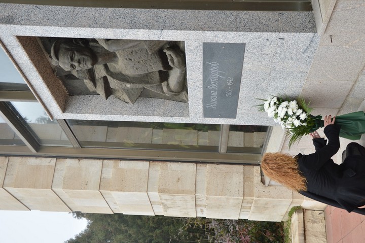 Благоевград положи цветя пред барелефа на Н. Й. Вапцаров по повод 107 години от рождението му