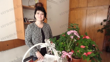 Зам.-областният управител Анна Бистричка изненадана със сребърни бижута от колегите