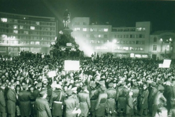 Петър Младенов на 14 декември 1989 г:  Най-добре е танковете да дойдат”