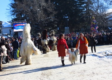Младата фолклорна певица Радостина Паньова на Нова година в Банско