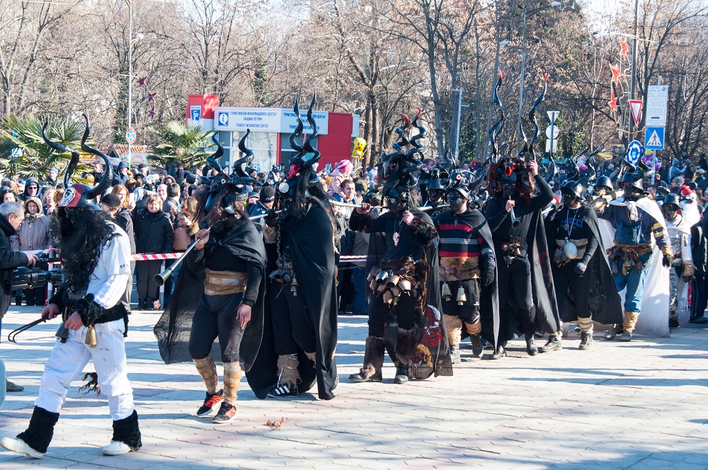 Станчинарски групи гониха злите сили в Петрич в първия ден на новата година