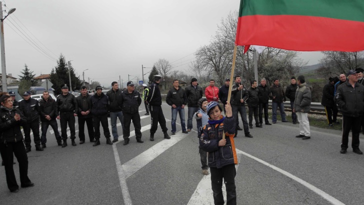 Блокират ГП Е-79 край Дупница в знак на протест срещу строителството на депо за отпадъци в село Джерман