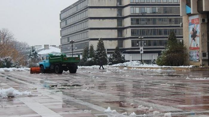 10 машини почистват улиците от снега в Благоевград