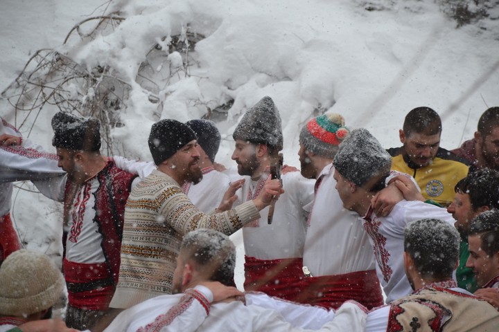 За трета поредна година на Богоявление, патриотите от „Плаж махала“ поведоха „Мъжко хоро“ в ледените води на река благоевградска Бистрица снимка 1
