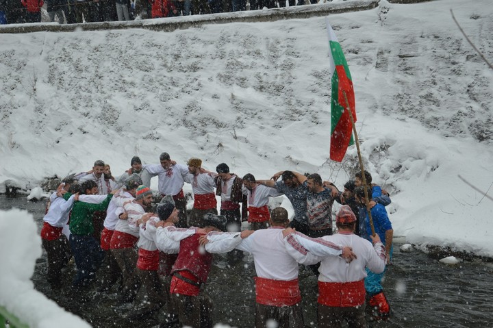 За трета поредна година на Богоявление, патриотите от „Плаж махала“ поведоха „Мъжко хоро“ в ледените води на река благоевградска Бистрица снимка 3