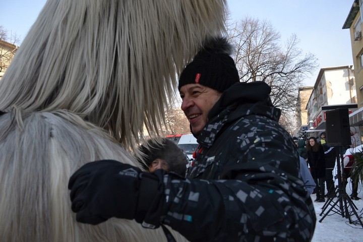 Хиляди кукери взеха участие в IX общински фестивал на сурвакарските игри в Благоевград, кметът Камбитов награди отличените