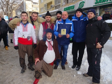 Кметът д-р Атанас Камбитов награди с плакет групата от кв.  Плаж махала”, която взе участие с  Мъжко хоро” на Богоявление в Благоевград