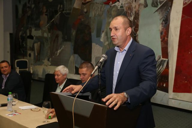 Румен Радев е с най-висок рейтинг сред българските политици