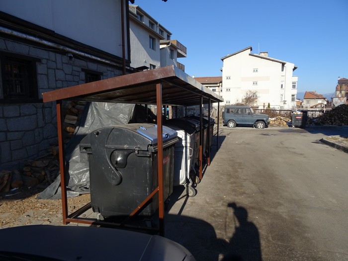 Банскалии сигнализират: "Общинският съветник Малин Бистрин е построил незаконен метален навес на ул. "Тодорин връх" в Банско, заради което снегорините не могат да почистят снега" снимка 1