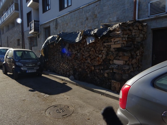 Банскалии сигнализират: "Общинският съветник Малин Бистрин е построил незаконен метален навес на ул. "Тодорин връх" в Банско, заради което снегорините не могат да почистят снега" снимка 2