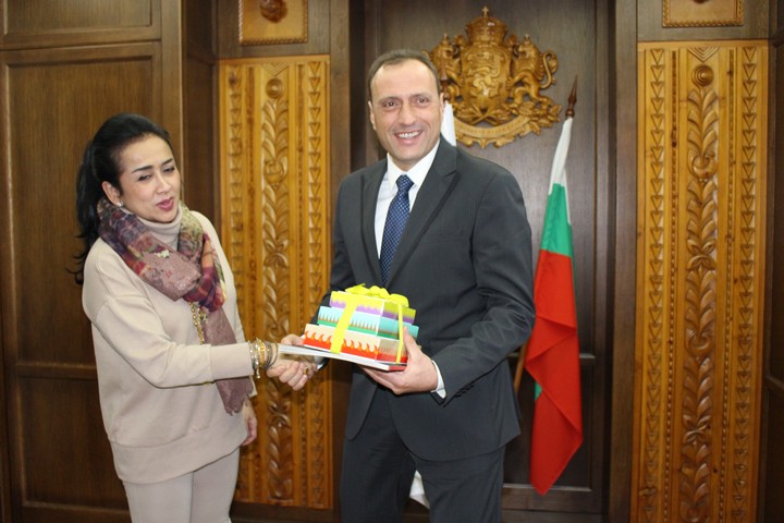 Кметът на Банско Георги Икономов приветства с добре дошла Нейно Превъзходителство г-жа Сри Астари Расджид, посланик на Индонезия в България