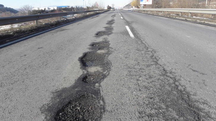 Десетки дупки  цъфнаха” след рекордните студове по Е-79 между Благоевград и Симитли
