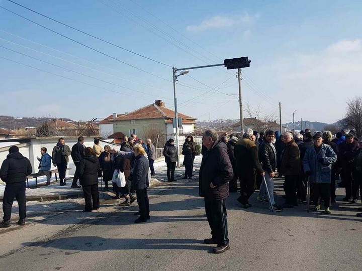 ВМРО – Петрич в предизборна еуфория! Патриотите излязоха на протест и блокираха пътя край с. Дрангово снимка 1
