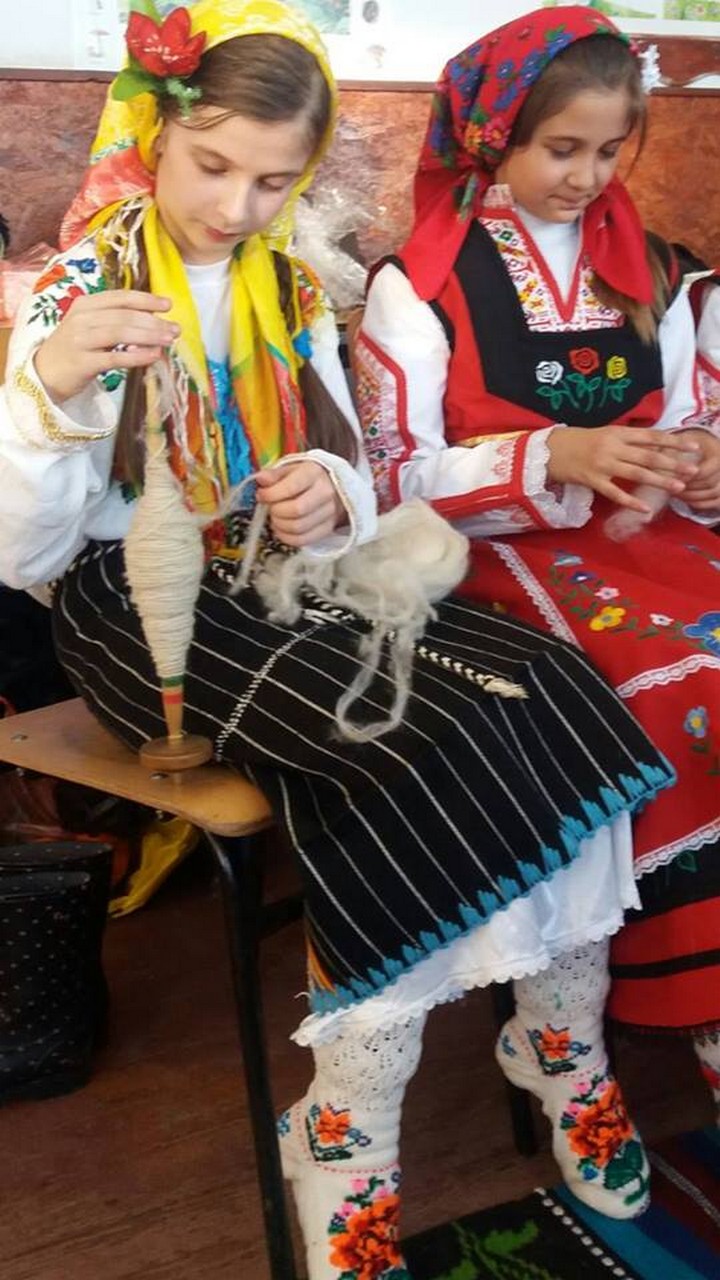 Народен български обичай “Седянка“ изиграха четвъртокласниците от белишкото с. Краище снимка 9