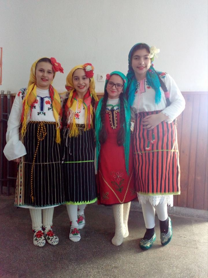 Народен български обичай “Седянка“ изиграха четвъртокласниците от белишкото с. Краище снимка 7