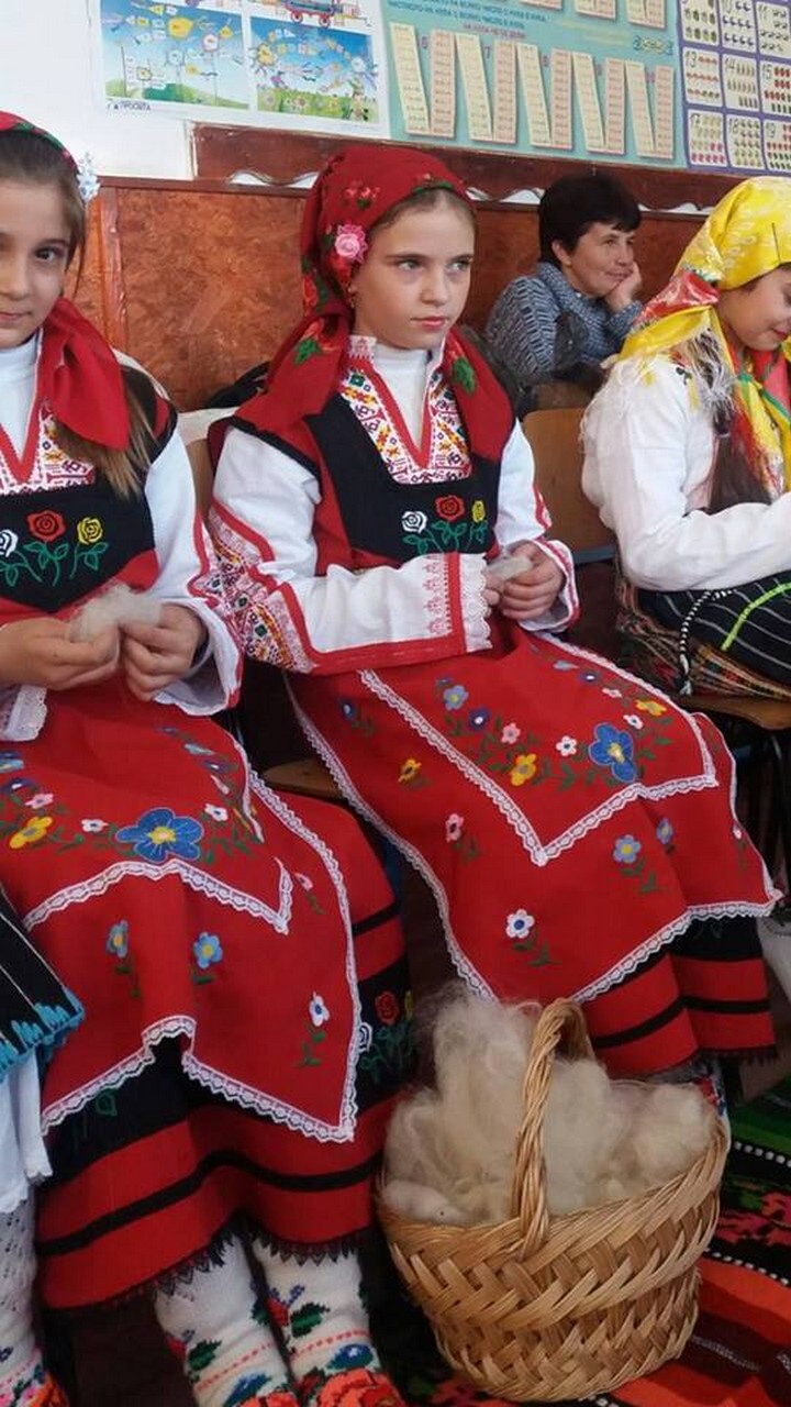 Народен български обичай “Седянка“ изиграха четвъртокласниците от белишкото с. Краище снимка 11