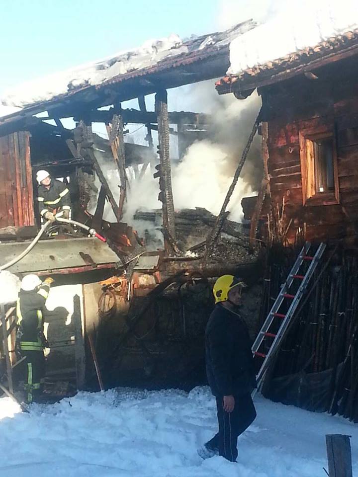 ОГНЕН АД! Плевня, лек автомобил, барбекю и покривна конструкция на стая за гости изгоряха днес в Банско (Снимки)